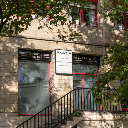 Aholkularitzaren Joseba Errezola pasealekuko sarrera